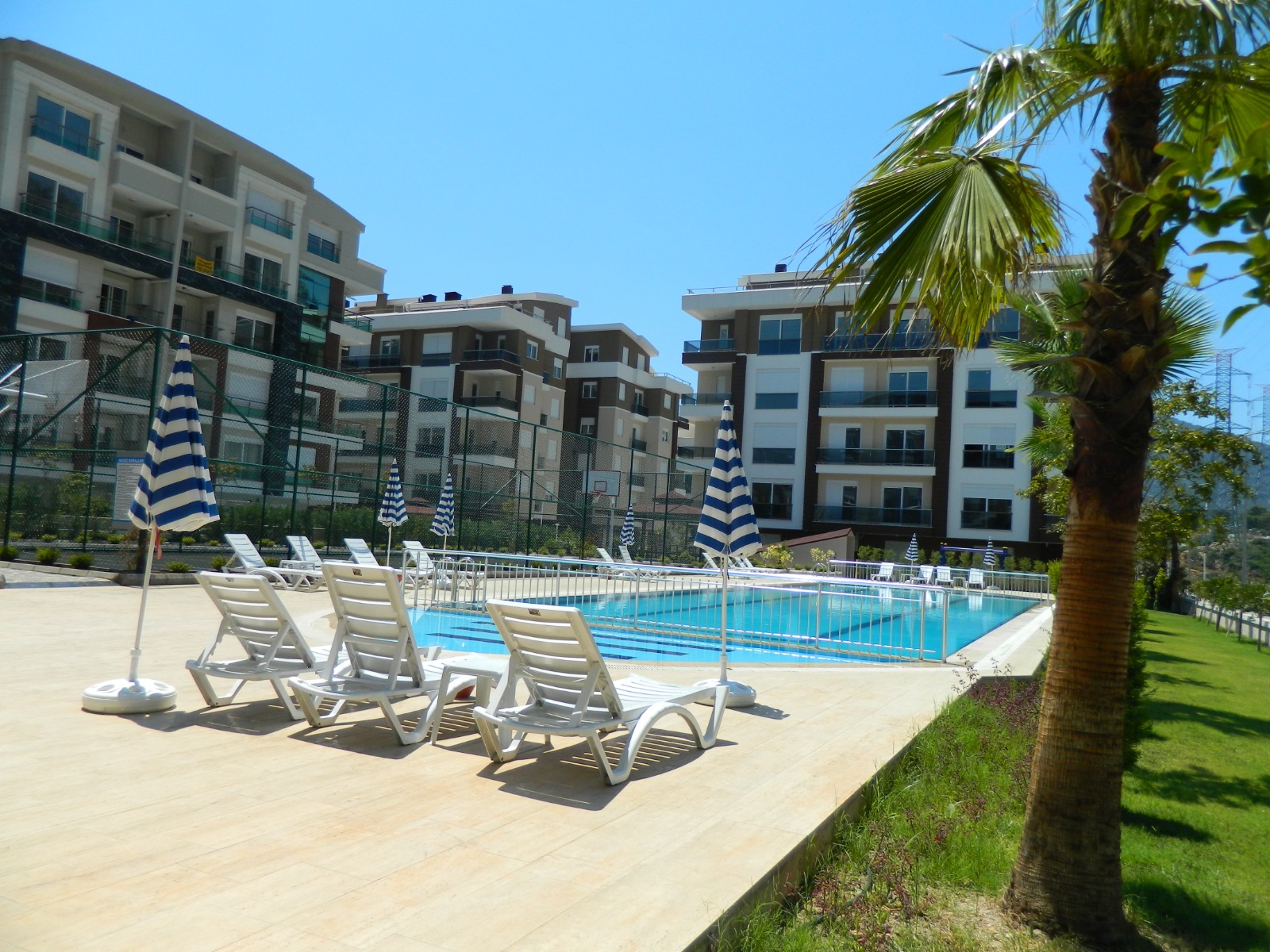 BÖLGENİN ENBÜYÜK GÜVENLİKLİ HUZURLU AİLE SİTESİNDE FERAH 1+1